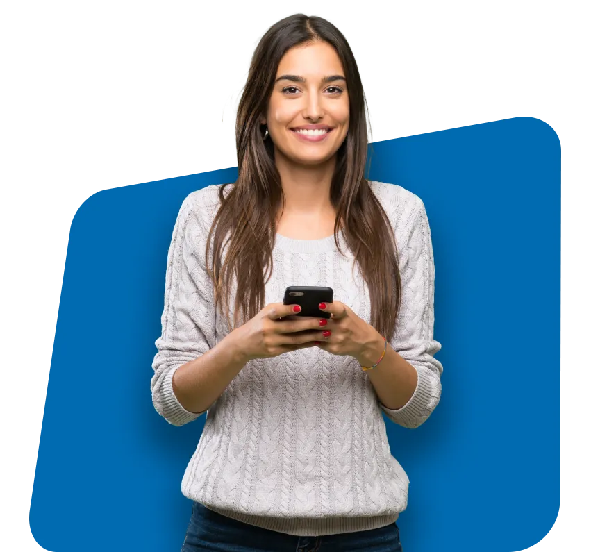 Mulher Sorrindo Segurando o Celular